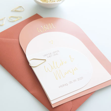Moderne trouwkaart met losse kaartjes en folie