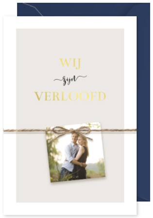 Eenvoudige verlovingskaart met touwtje, labeltje en goudfolie
