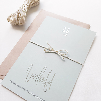 Verlovingskaart met logo in zilverfolie en touwtje