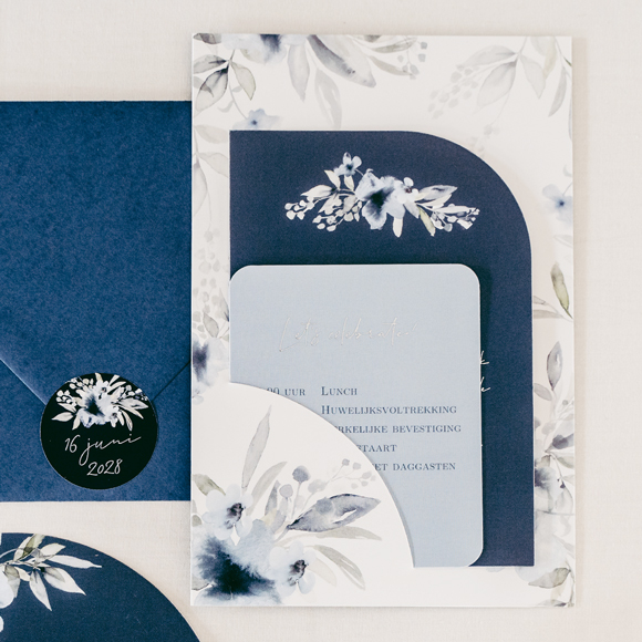 Bloemen trouwkaart met insteekkaartje blauw