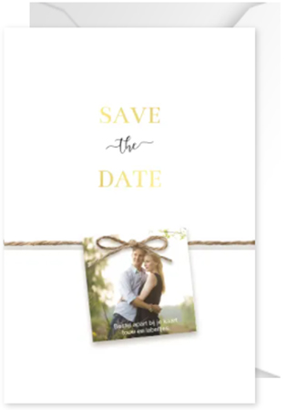Eenvoudige Save the Date met touwtje, labeltje en goudfolie