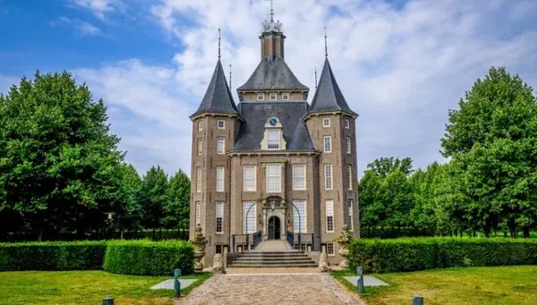Kasteel Heemstede met de entree, bomen en heggen