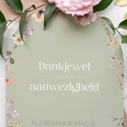 Bordje bij bedankjes op de bruiloft met bloemetjes