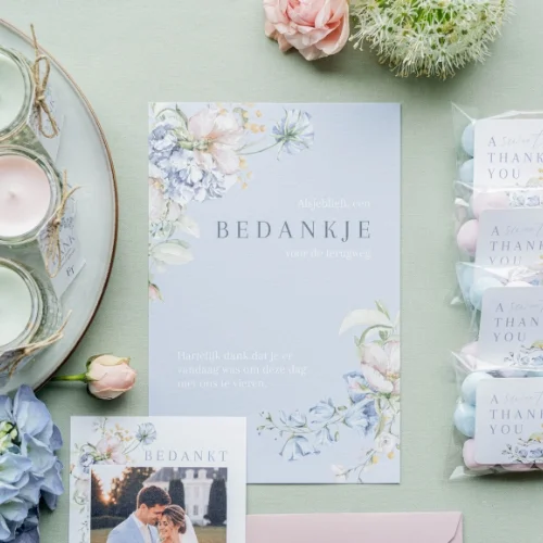 Bordje bij bedankjes op de bruiloft met pastel bloemen