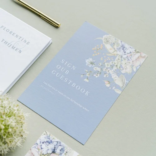 vintage bordje bij gastenboek met blauwe bloemen