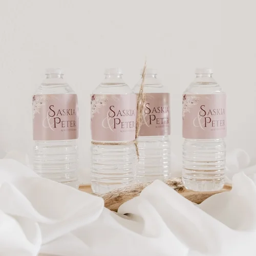 Etiket voor waterflesje op de bruiloft met bloemetjes