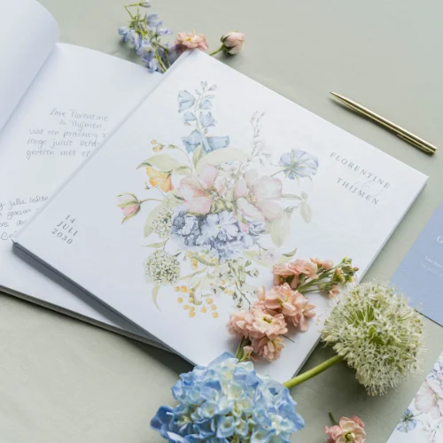 Vintage gastenboek met blauwe bloemen
