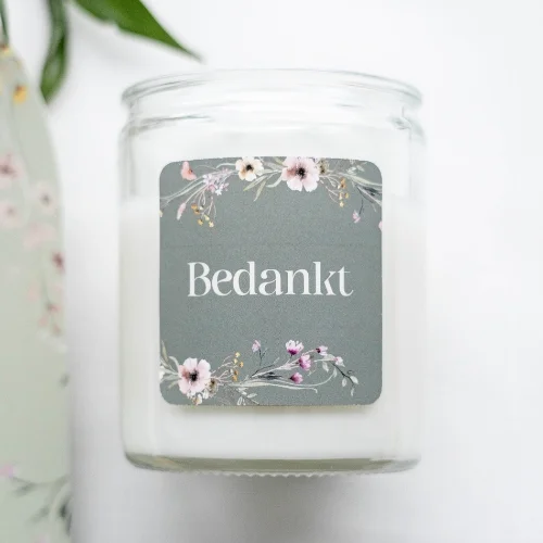 Groene sticker bij bedankjes met bloemetjes