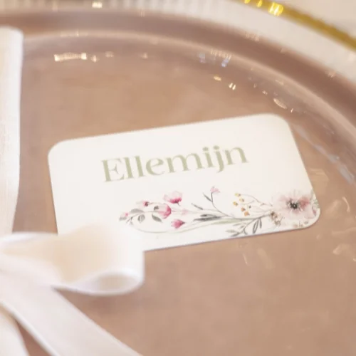 Tafelkaartjes met bloemetjes en hoogglans voor bruiloftsdiner