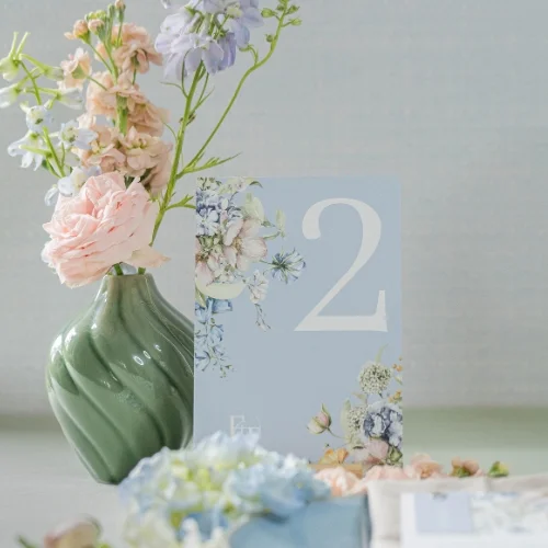 tafelnummer bordje bruiloftdiner met bloemen