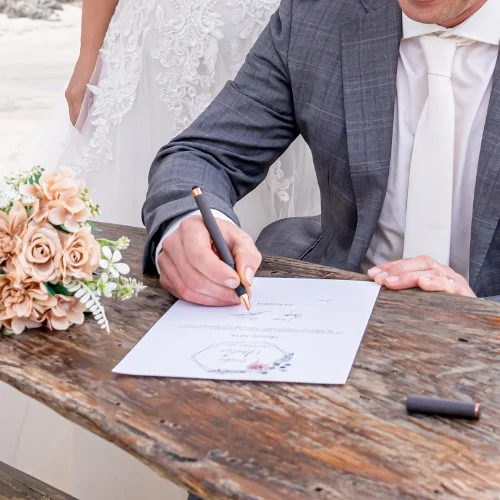 trouwakte zelf maken voor de bruiloft met goudfolie en bloemen