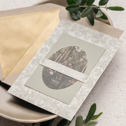 Vintage trouwkaart met foto in groen en bloemenkader