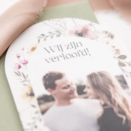Verlovingskaart ovaal met stijlvolle bloemetjes en foto